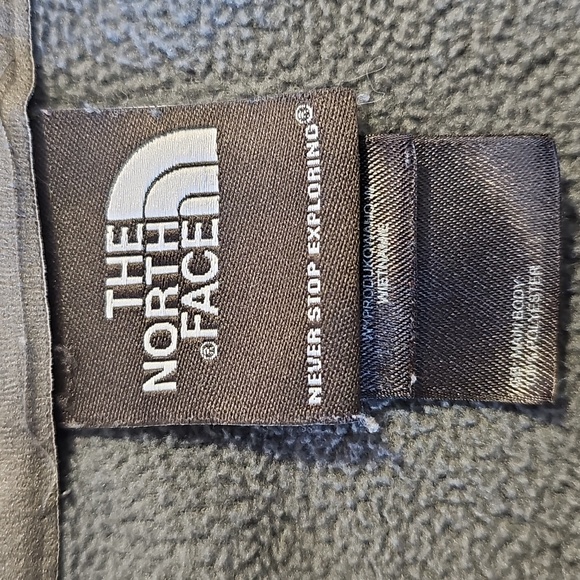 The North Face Men’s Small Half-Zip Fleece Pullover in Charcoal - Picture 5 of 7